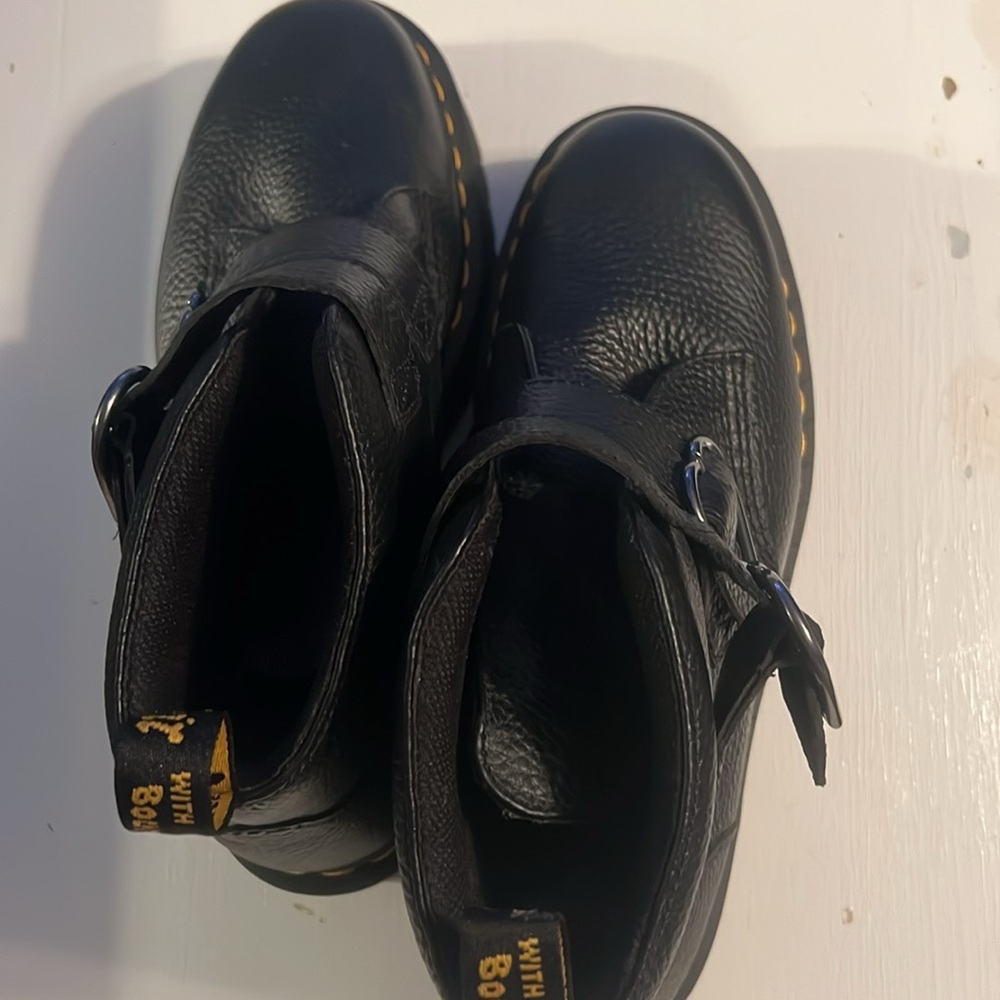 Dr. Martens Limited Edition Devon Heart Black Leather Platform Boots BucklesNWOT - Picture 4 of 4